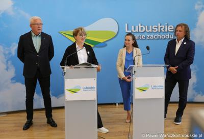 Marszałek Elżbieta Anna Polak (przy mikrofonie) podczas konferencji prasowej przed rozpoczęciem międzynarodowej konferencji o wyzwaniach psychiatrii dzieci i młodzieży w Europie. 