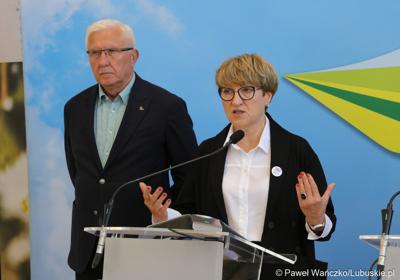 Marszałek Elżbieta Anna Polak (przy mikrofonie) podczas konferencji prasowej przed rozpoczęciem międzynarodowej konferencji o wyzwaniach psychiatrii dzieci i młodzieży w Europie. Z tyłu Senator Wadim Tyszkiewicz.