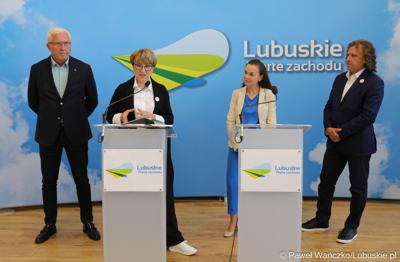 Marszałek Elżbieta Anna Polak (przy mikrofonie) podczas konferencji prasowej przed rozpoczęciem międzynarodowej konferencji o wyzwaniach psychiatrii dzieci i młodzieży w Europie. 