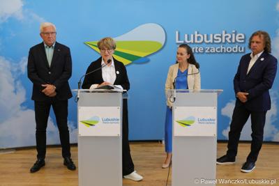 Marszałek Elżbieta Anna Polak (przy mikrofonie) podczas konferencji prasowej przed rozpoczęciem międzynarodowej konferencji o wyzwaniach psychiatrii dzieci i młodzieży w Europie. 