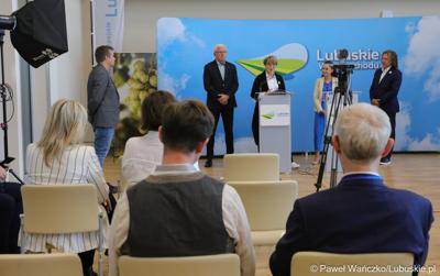 Uczestnicy konferencji prasowej przed rozpoczęciem międzynarodowej konferencji o wyzwaniach psychiatrii dzieci i młodzieży w Europie. 