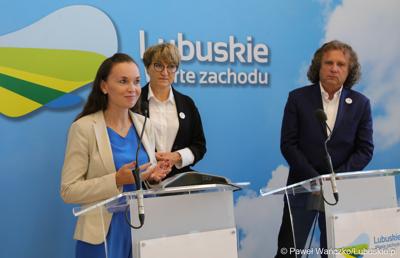 Konsultantka krajowa w dziedzinie psychiatrii dzieci i młodzieży dr hab. n. med. Aleksandra Lewandowska (przy mikrofonie) podczas konferencji prasowej przed rozpoczęciem międzynarodowej konferencji o wyzwaniach psychiatrii dzieci i młodzieży w Europie. 