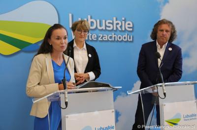 Konsultantka krajowa w dziedzinie psychiatrii dzieci i młodzieży dr hab. n. med. Aleksandra Lewandowska (przy mikrofonie) podczas konferencji prasowej przed rozpoczęciem międzynarodowej konferencji o wyzwaniach psychiatrii dzieci i młodzieży w Europie. 