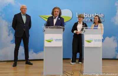 Prezydent Sopotu Jacek Karnowski (przy mikrofonie) podczas konferencji prasowej przed rozpoczęciem międzynarodowej konferencji o wyzwaniach psychiatrii dzieci i młodzieży w Europie. 