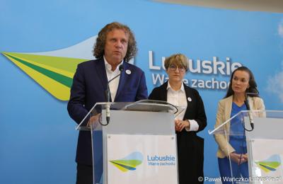 Prezydent Sopotu Jacek Karnowski (przy mikrofonie) podczas konferencji prasowej przed rozpoczęciem międzynarodowej konferencji o wyzwaniach psychiatrii dzieci i młodzieży w Europie. 