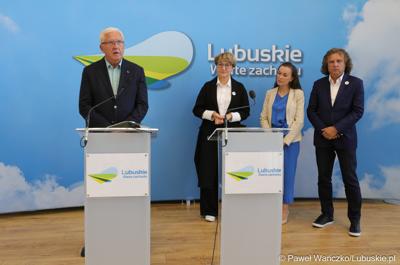 Senator Wadim Tyszkiewicz (przy mikrofonie) podczas konferencji prasowej przed rozpoczęciem międzynarodowej konferencji o wyzwaniach psychiatrii dzieci i młodzieży w Europie.