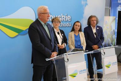 Senator Wadim Tyszkiewicz (przy mikrofonie) podczas konferencji prasowej przed rozpoczęciem międzynarodowej konferencji o wyzwaniach psychiatrii dzieci i młodzieży w Europie. 