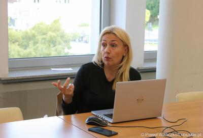 Dziennikarka Gazety Wyborczej Maja Sałwacka podczas konferencji prasowej przed rozpoczęciem międzynarodowej konferencji o wyzwaniach psychiatrii dzieci i młodzieży w Europie. 