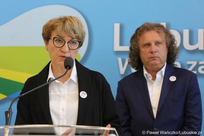 Marszałek Elzbieta Anna Polak (przy mikrofonie) podczas konferencji prasowej przed rozpoczęciem międzynarodowej konferencji o wyzwaniach psychiatrii dzieci i młodzieży w Europie. Z tyłu prezydent Sopotu Jacek Karnowski.