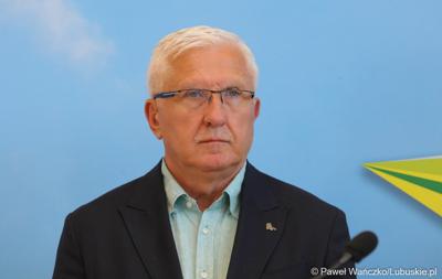 Senator Wadim Tyszkiewicz podczas konferencji prasowej przed rozpoczęciem międzynarodowej konferencji o wyzwaniach psychiatrii dzieci i młodzieży w Europie. 