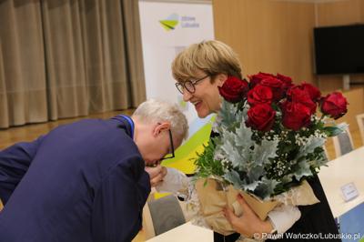 Marszałek Województwa Lubuskiego Elżbieta Anna Polak odbiera kwiaty przed rozpoczęciem międzynarodowej konferencji o wyzwaniach psychiatrii dzieci i młodzieży w Europie. 