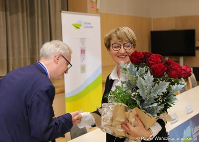 Marszałek Województwa Lubuskiego Elżbieta Anna Polak odbiera kwiaty przed rozpoczęciem międzynarodowej konferencji o wyzwaniach psychiatrii dzieci i młodzieży w Europie. 