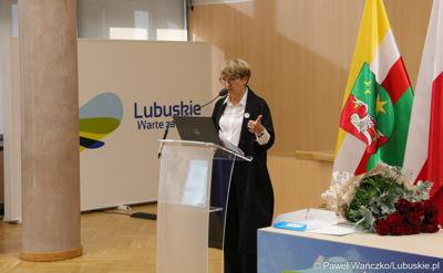 Marszałek Województwa Lubuskiego Elżbieta Anna Polak przemawia do uczestników międzynarodowej konferencji o wyzwaniach psychiatrii dzieci i młodzieży w Europie. 