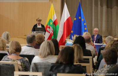 Marszałek Województwa Lubuskiego Elżbieta Anna Polak przemawia do uczestników międzynarodowej konferencji o wyzwaniach psychiatrii dzieci i młodzieży w Europie. 
