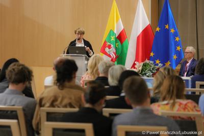Marszałek Województwa Lubuskiego Elżbieta Anna Polak przemawia do uczestników międzynarodowej konferencji o wyzwaniach psychiatrii dzieci i młodzieży w Europie. 