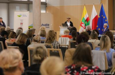 Marszałek Województwa Lubuskiego Elżbieta Anna Polak przemawia do uczestników międzynarodowej konferencji o wyzwaniach psychiatrii dzieci i młodzieży w Europie. 