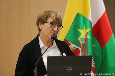 Marszałek Województwa Lubuskiego Elżbieta Anna Polak przemawia do uczestników międzynarodowej konferencji o wyzwaniach psychiatrii dzieci i młodzieży w Europie. 