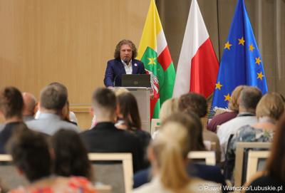 Prezydent Sopotu Jacek Karnowski przemawia do uczestników międzynarodowej konferencji o wyzwaniach psychiatrii dzieci i młodzieży w Europie. 