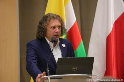 Prezydent Sopotu Jacek Karnowski przemawia do uczestników międzynarodowej konferencji o wyzwaniach psychiatrii dzieci i młodzieży w Europie. 