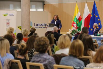 Prezydent Sopotu Jacek Karnowski przemawia do uczestników międzynarodowej konferencji o wyzwaniach psychiatrii dzieci i młodzieży w Europie. 