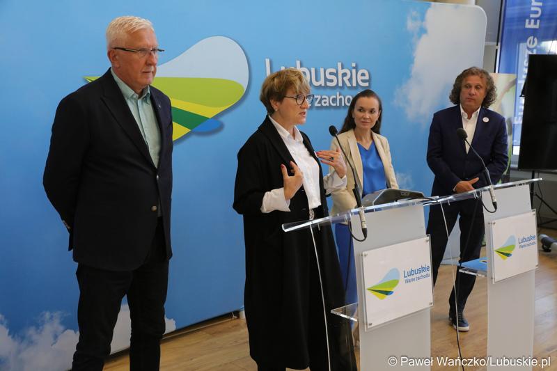 Marszałek Elżbieta Anna Polak (przy mikrofonie) podczas konferencji prasowej przed rozpoczęciem międzynarodowej konferencji o wyzwaniach psychiatrii dzieci i młodzieży w Europie.