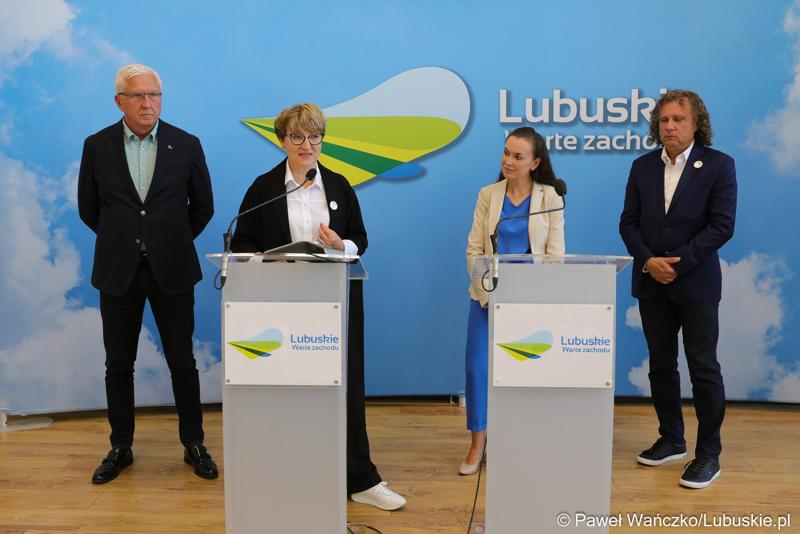 Marszałek Elżbieta Anna Polak (przy mikrofonie) podczas konferencji prasowej przed rozpoczęciem międzynarodowej konferencji o wyzwaniach psychiatrii dzieci i młodzieży w Europie.