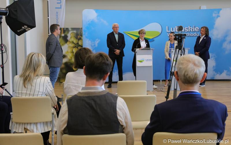 Uczestnicy konferencji prasowej przed rozpoczęciem międzynarodowej konferencji o wyzwaniach psychiatrii dzieci i młodzieży w Europie.