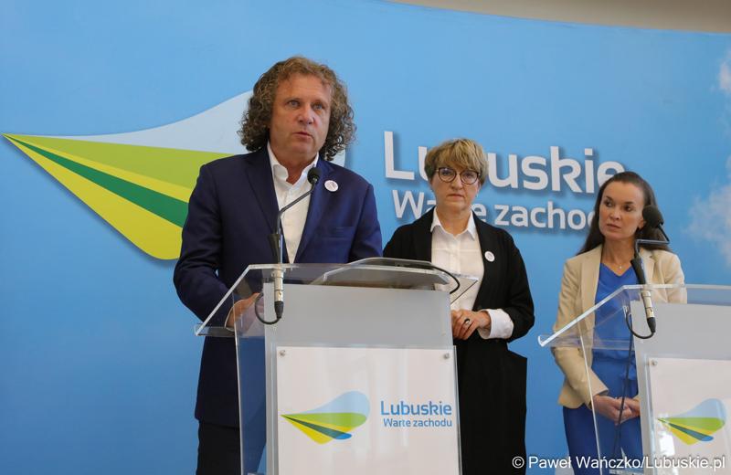 Prezydent Sopotu Jacek Karnowski (przy mikrofonie) podczas konferencji prasowej przed rozpoczęciem międzynarodowej konferencji o wyzwaniach psychiatrii dzieci i młodzieży w Europie.