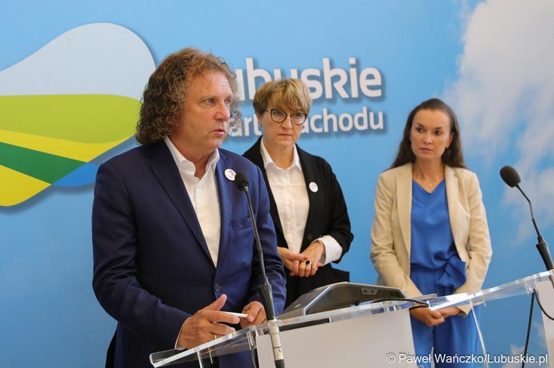 Prezydent Sopotu Jacek Karnowski (przy mikrofonie) podczas konferencji prasowej przed rozpoczęciem międzynarodowej konferencji o wyzwaniach psychiatrii dzieci i młodzieży w Europie.