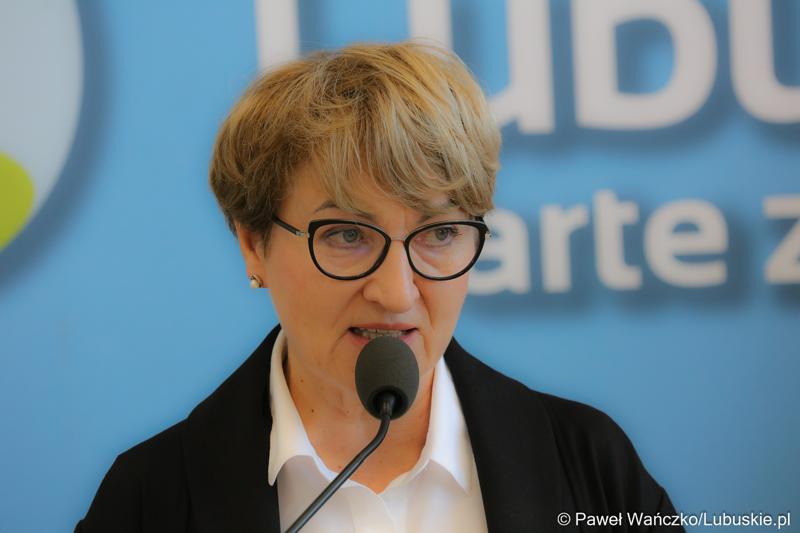 Marszałek Elżbieta Anna Polak podczas konferencji prasowej przed rozpoczęciem międzynarodowej konferencji o wyzwaniach psychiatrii dzieci i młodzieży w Europie.
