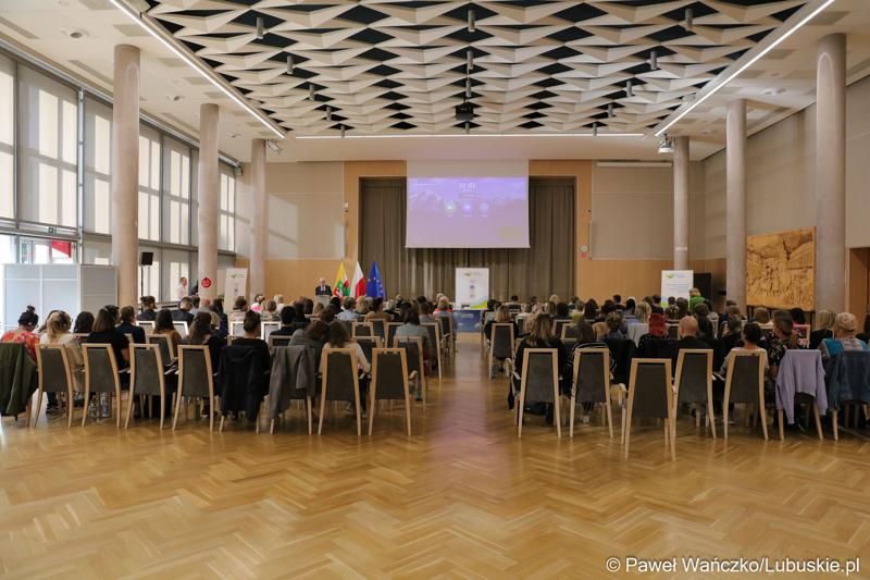Uczestnicy międzynarodowej konferencji o wyzwaniach psychiatrii dzieci i młodzieży w Europie.