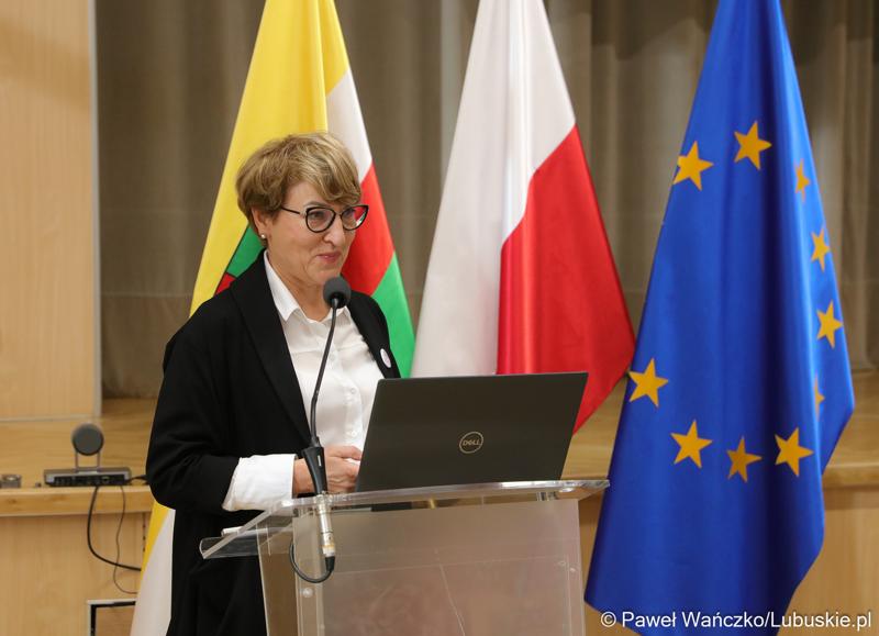 Marszałek Województwa Lubuskiego Elżbieta Anna Polak przemawia do uczestników międzynarodowej konferencji o wyzwaniach psychiatrii dzieci i młodzieży w Europie.