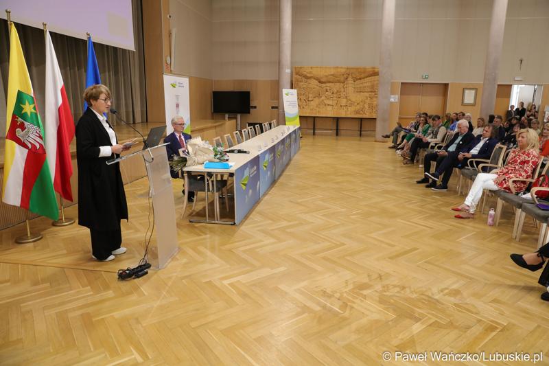 Marszałek Województwa Lubuskiego Elżbieta Anna Polak przemawia do uczestników międzynarodowej konferencji o wyzwaniach psychiatrii dzieci i młodzieży w Europie.
