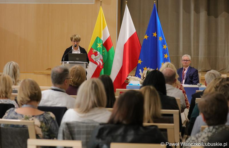 Marszałek Województwa Lubuskiego Elżbieta Anna Polak przemawia do uczestników międzynarodowej konferencji o wyzwaniach psychiatrii dzieci i młodzieży w Europie.