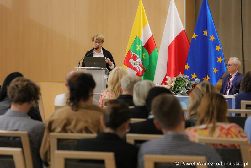 Marszałek Województwa Lubuskiego Elżbieta Anna Polak przemawia do uczestników międzynarodowej konferencji o wyzwaniach psychiatrii dzieci i młodzieży w Europie.