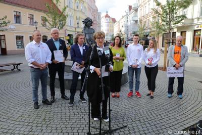Uczestnicy konferencji prasowej na zielonogórskim deptaku. Przy mikrofonie Marszałek Województwa Lubuskiego Elżbieta Anna Polak