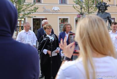 Uczestnicy konferencji prasowej na zielonogórskim deptaku. Przy mikrofonie Marszałek Województwa Lubuskiego Elżbieta Anna Polak