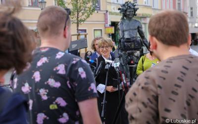 Uczestnicy konferencji prasowej na zielonogórskim deptaku. Przy mikrofonie Marszałek Województwa Lubuskiego Elżbieta Anna Polak