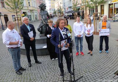 Uczestnicy konferencji prasowej na zielonogórskim deptaku. Przy mikrofonie prezydent Sopotu Jacek Karnowski