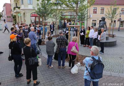 Uczestnicy konferencji prasowej na zielonogórskim deptaku 