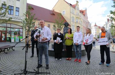 Uczestnicy konferencji prasowej na zielonogórskim deptaku. Przy mikrofonie prezydent Senator Robert Dowhan