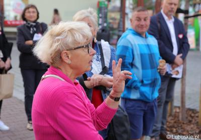 Uczestnicy konferencji prasowej na zielonogórskim deptaku 