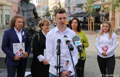 Uczestnicy konferencji prasowej na zielonogórskim deptaku. Przy mikrofonie Mateusz Gajdemski z Żar