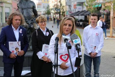 Uczestnicy konferencji prasowej na zielonogórskim deptaku. Przy mikrofonie Anna Ciszka-Marczewska z Kożuchowa