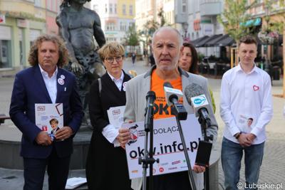 Uczestnicy konferencji prasowej na zielonogórskim deptaku. Przy mikrofonie Dariusz Nocek z Komitetu Obrony Demokracji