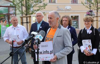 Uczestnicy konferencji prasowej na zielonogórskim deptaku. Przy mikrofonie Dariusz Nocek z Komitetu Obrony Demokracji
