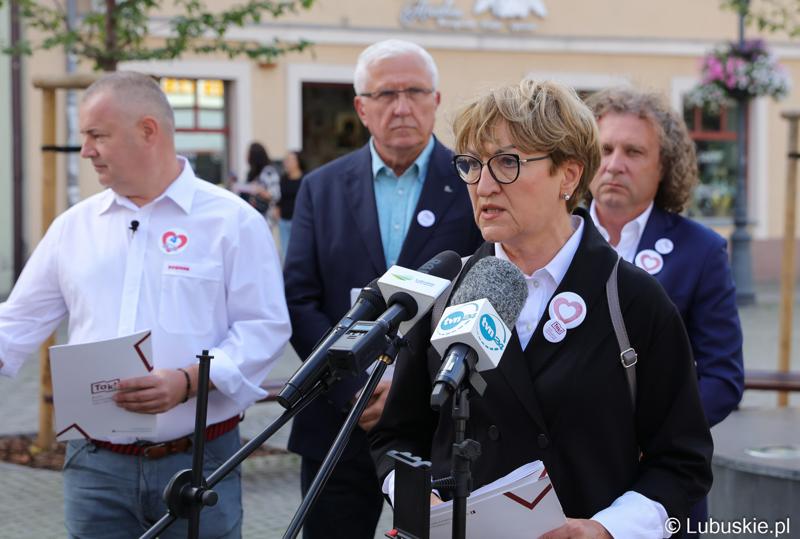 Marszałek Województwa Lubuskiego Elżbieta Anna Polak podczas konferencji prasowej na zielonogórskim deptaku