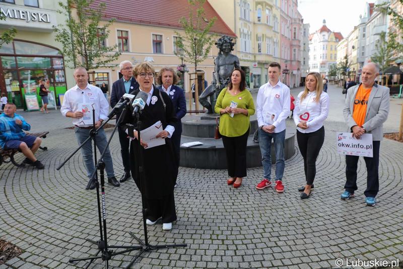 Uczestnicy konferencji prasowej na zielonogórskim deptaku. Przy mikrofonie Marszałek Województwa Lubuskiego Elżbieta Anna Polak