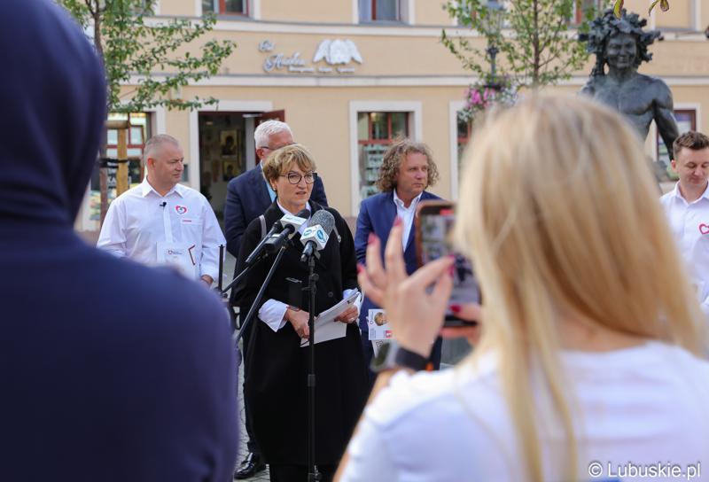 Uczestnicy konferencji prasowej na zielonogórskim deptaku. Przy mikrofonie Marszałek Województwa Lubuskiego Elżbieta Anna Polak