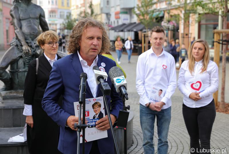 Uczestnicy konferencji prasowej na zielonogórskim deptaku. Przy mikrofonie prezydent Sopotu Jacek Karnowski